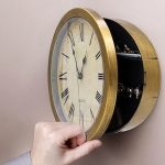 Ceas de Perete cu Compartiment Secret 10 Inch, Negru & Bronz, Seif Ascuns pentru Bijuterii, Bani și Obiecte de Valoare - imagine 7